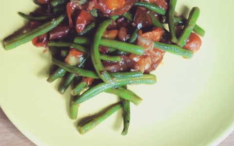 Păstăi de fasole cu roșii cherry