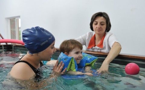 Hidrokinetoterapia: recuperare și reeducarea deficiențelor. Interviu cu kinetoterapeut Diana Aslan