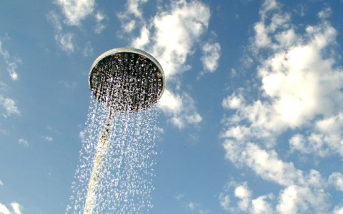 Duşul, sauna, mersul prin apă şi terapia cu apă rece