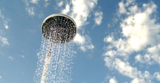 Duşul, sauna, mersul prin apă şi terapia cu apă rece