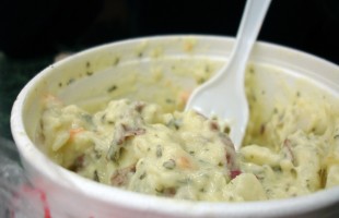 Salată de cartofi cu sos de usturoi
