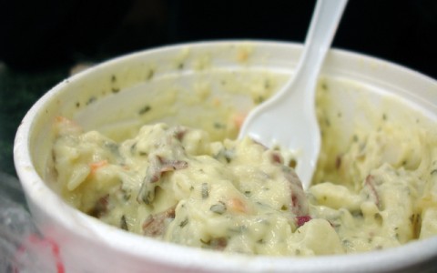 Salată de cartofi cu sos de usturoi